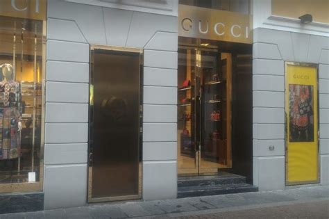 furto gucci varese|Arrestati i responsabili del furto con “ariete” nella boutique Gucci .